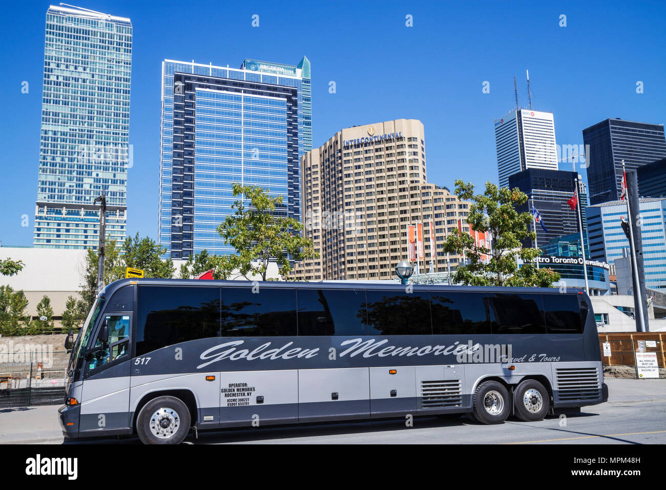 Toronto Canadá, Bremner Boulevard, Centro de Convenciones, exterior, frente, entrada, Golden Memories Transportation, alquiler de autobuses, autobús, transporte, cielo Foto de stock