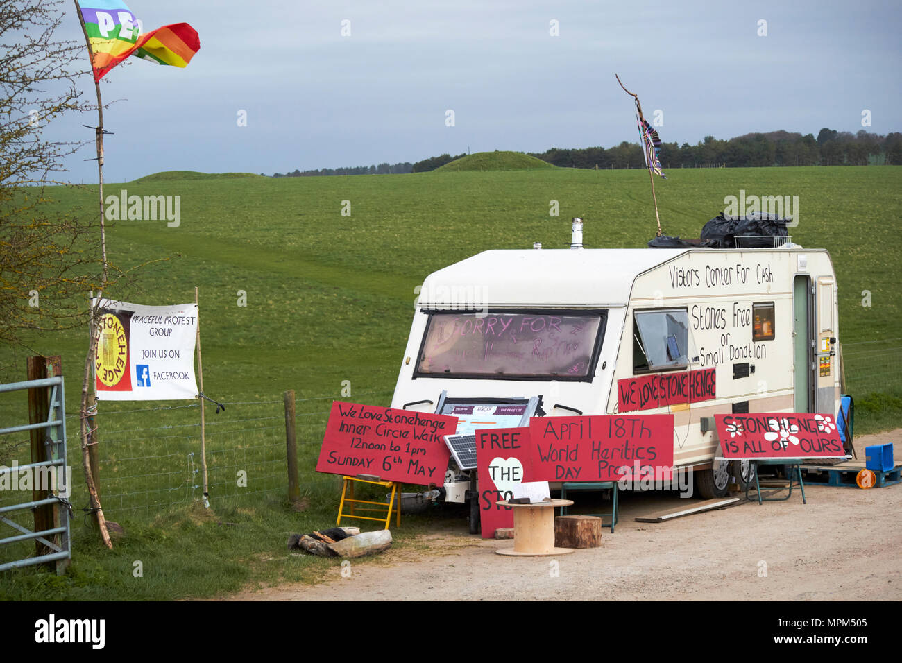 Campamento de protesta en la carretera de acceso cerca de Stonehenge Wiltshire, Inglaterra Foto de stock