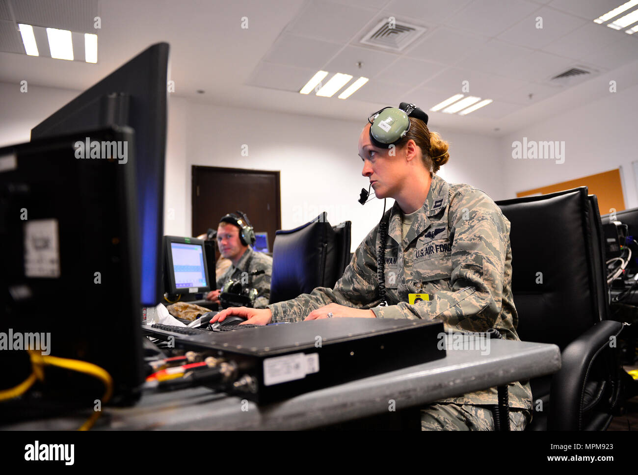 El capitán de la Fuerza Aérea de EE.UU. Anna McLennan de operaciones de combate de la 710ª Escuadrilla, realiza funciones como director senior de la batalla el oficial de personal, 27 de marzo de 2017, durante el ejercicio Eagle resolver. McLennan es parte del conjunto de las operaciones aéreas y el Centro de informes de control del puesto de mando durante el ejercicio. Los ejercicios de capacitación la capacidad del participante de responder como una combinación de personal del cuartel general de la fuerza de tarea conjunta. Ejercicio Eagle resolver es el premier de EE.UU. ejercicio multilateral dentro de la Península Arábiga. Desde 1999, el Eagle resolver se ha convertido en el primer compromiso entre los Estados Unidos y de la cooperación en el Golfo Counc Foto de stock