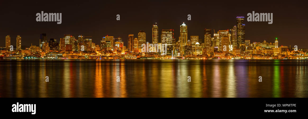 Vista nocturna de la ciudad de Seattle - una vista panorámica nocturna de la ciudad de Seattle, en busca de Alki Beach cruzando la Bahía Elliot. Ee.Uu.. Foto de stock