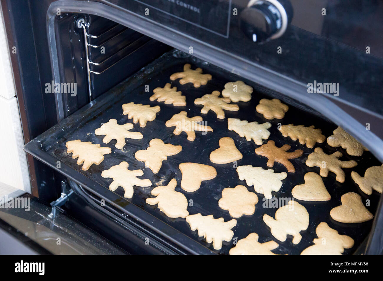 Galletas de en la para hornear horno Fotografía de stock - Alamy