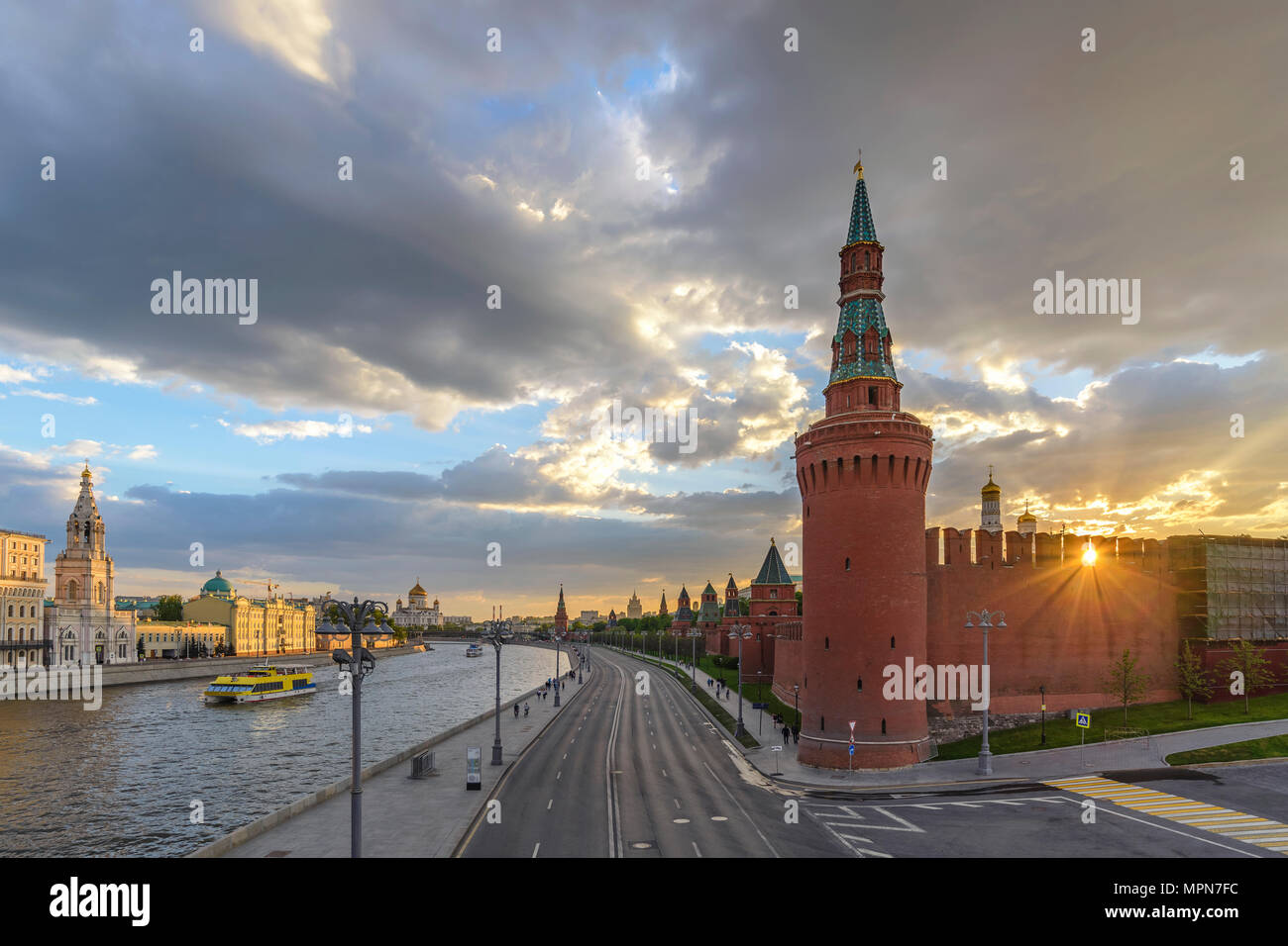 Puesta de sol en el horizonte de la ciudad de Moscú Palacio del Kremlin y la Plaza Roja de Moscú, Río, Moscú, Rusia Foto de stock