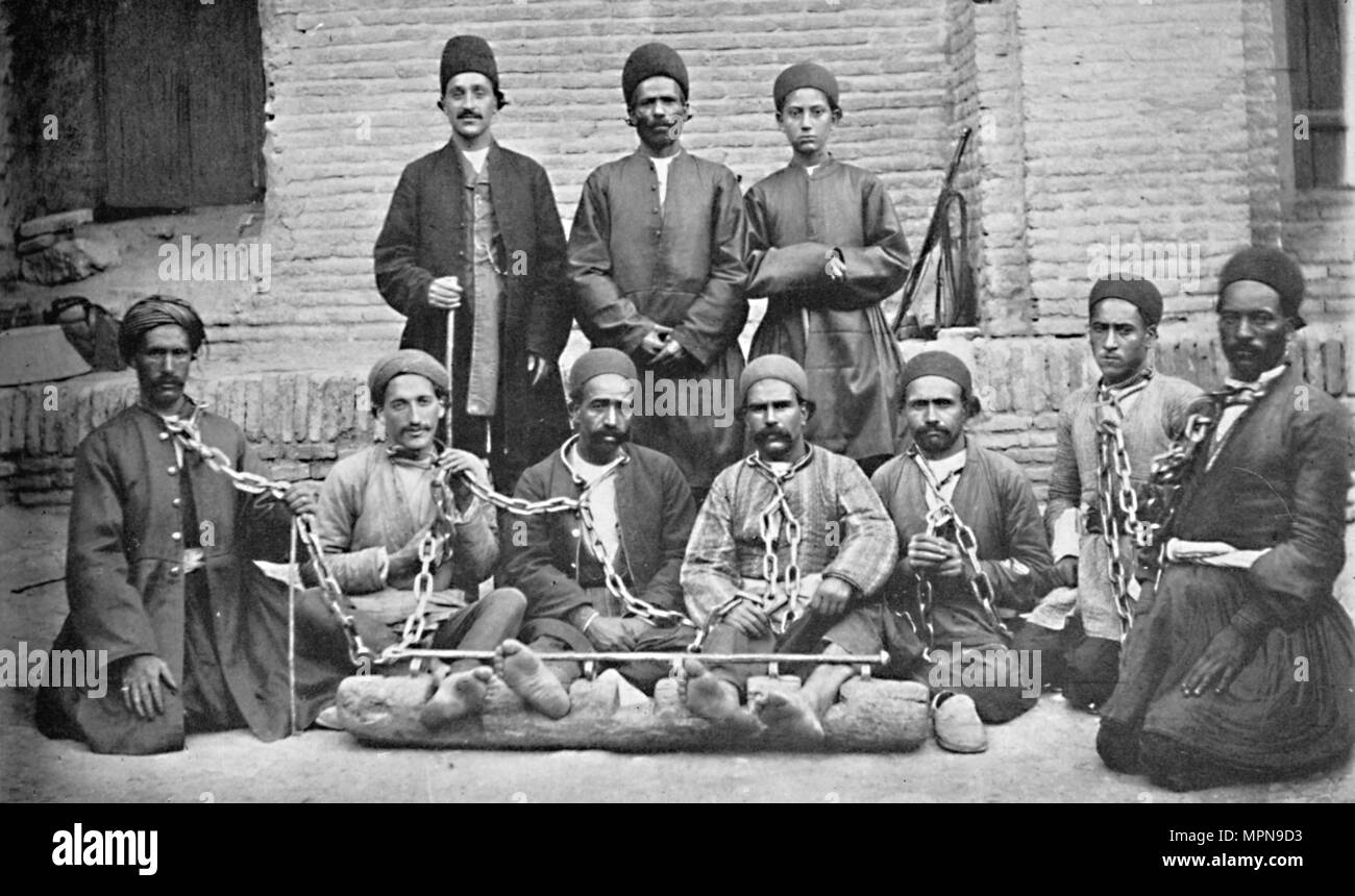 Los prisioneros y carceleros en el patio de la cárcel, Nahavand, Persia, 1902. Artista: Desconocido. Foto de stock
