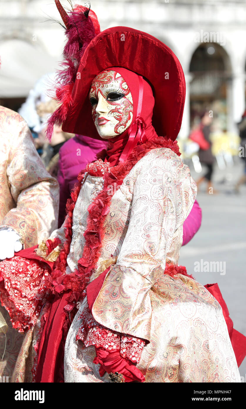 Venecia, Italia - Febrero 5, 2018: rojo mujer con máscara de disfraces en  la Plaza de San Marcos durante el carnaval Festival Fotografía de stock -  Alamy