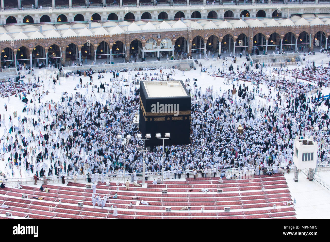 La oración y el Tawaf - circumambulación - de musulmanes alrededor AlKaaba en La Meca, en Arabia Saudita, vista superior de la antena Foto de stock