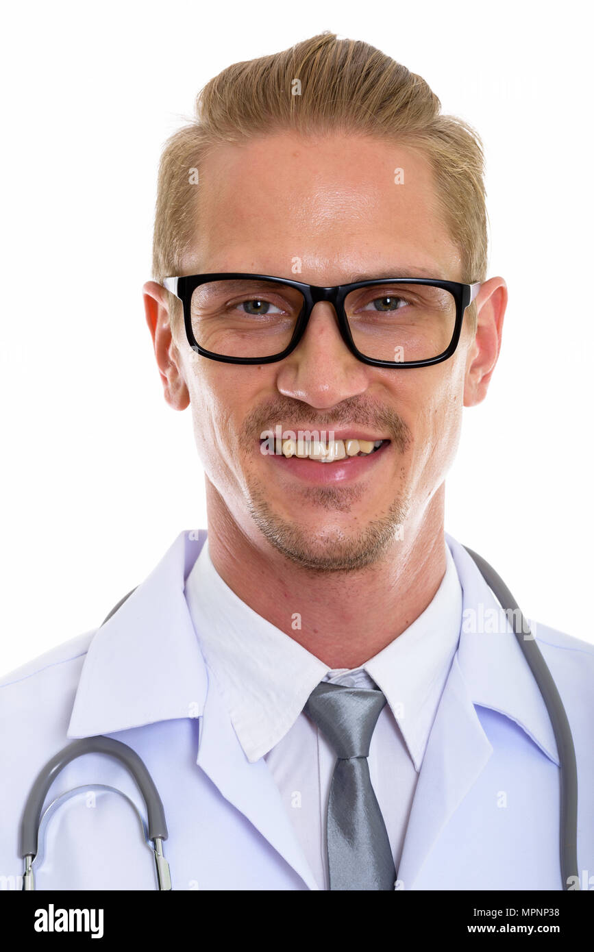 Cara de hombre feliz joven doctor sonriente mientras llevar gafas. Foto de stock