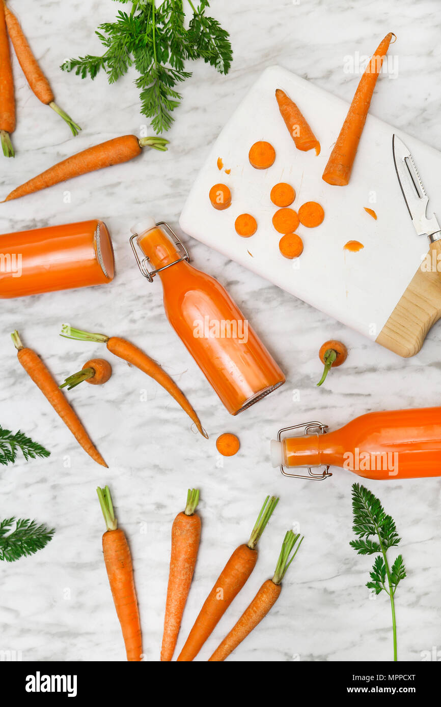 Jugo de zanahoria casero en botellas Foto de stock