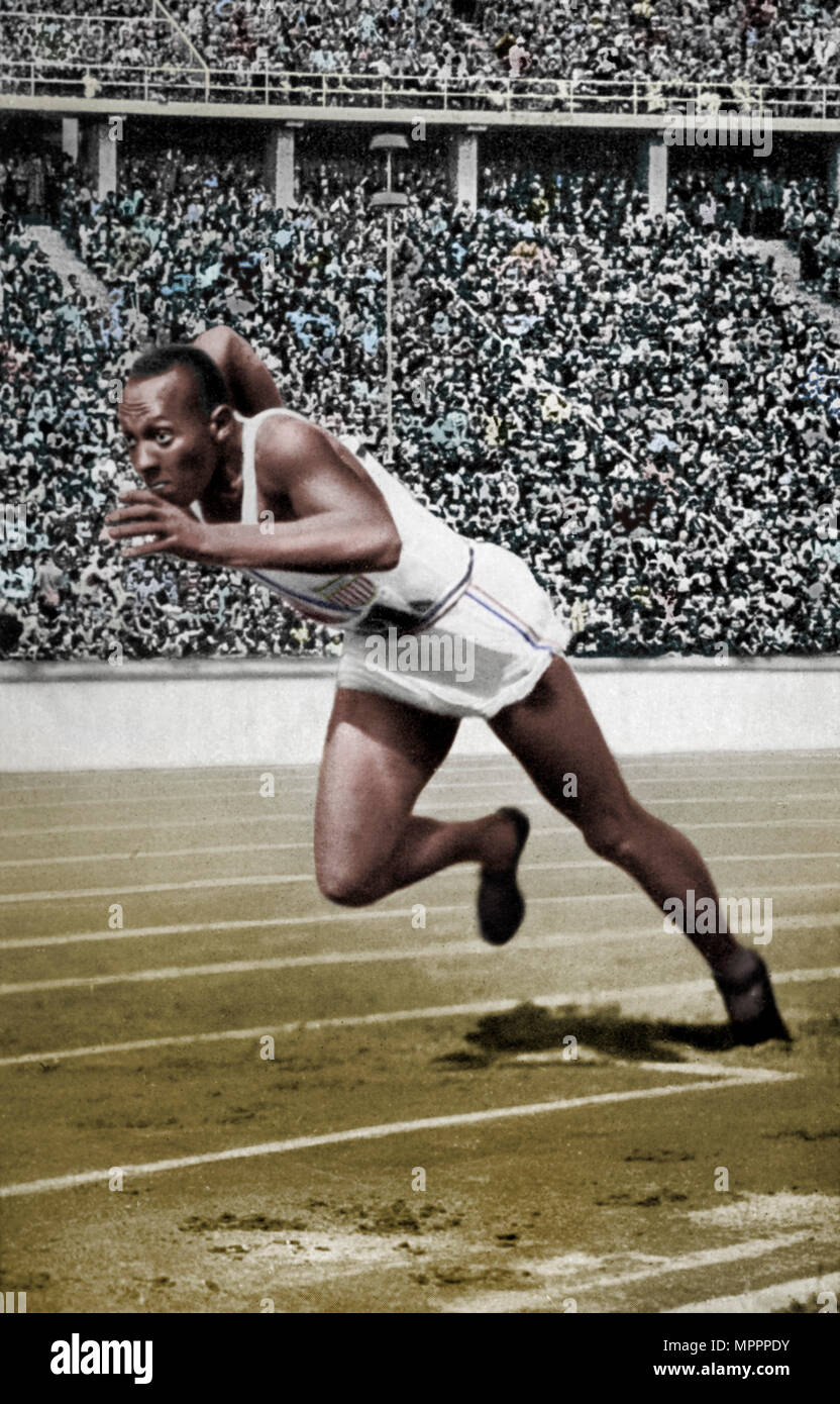 Jesse Owens al inicio de los 200 metros en los Juegos Olímpicos de Berlín, 1936. Artista: Desconocido. Foto de stock