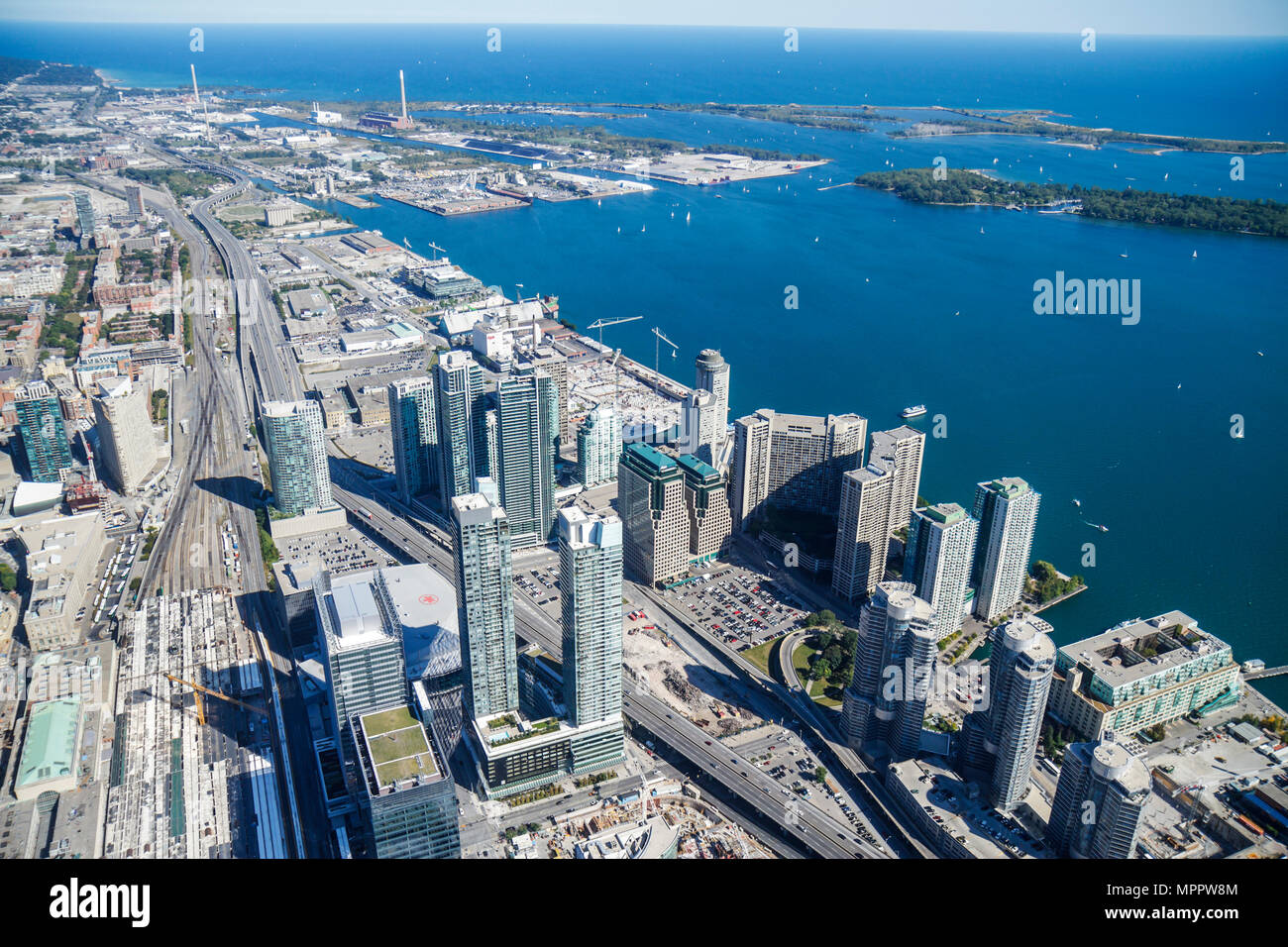 Toronto Canadá, CN Tower, Sky Pod, vista de la ventana al sudeste, Lake Ontario, puerto, puerto, frente al mar, Gardiner Expressway, rascacielos de gran altura Foto de stock