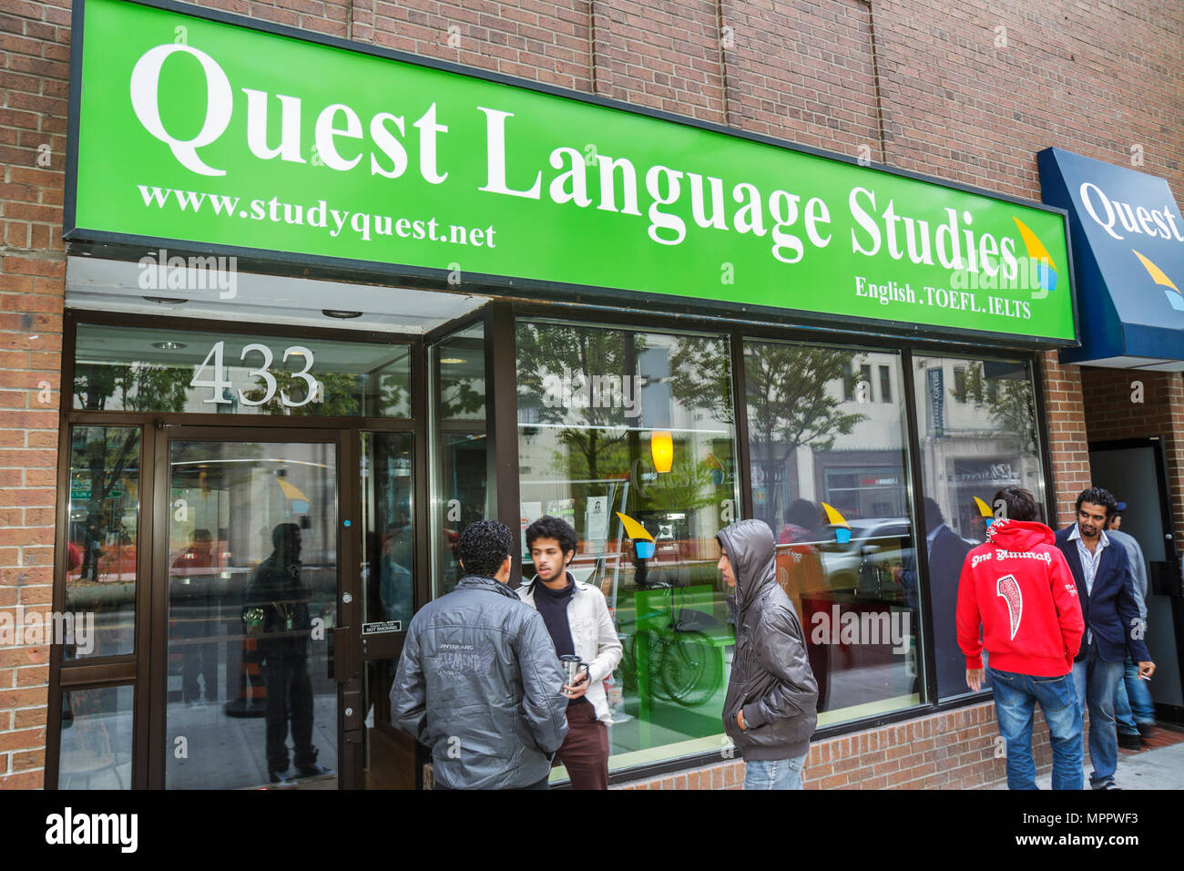 Toronto Canada,Yonge Street,storefront,idioma,escuela bilingüe,Quest language,estudios bilingües,enseñanza,aprendizaje,inglés,inglés como lengua extranjera Foto de stock