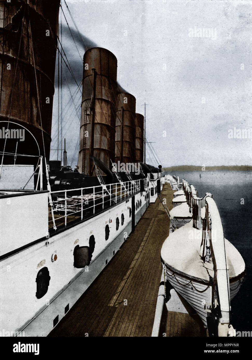 "La cubierta de la embarcación de la Lusitania, mostrando los botes salvavidas", 1915. Artista: Desconocido. Foto de stock