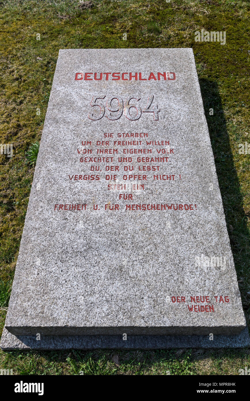 Placa conmemorativa de la Alemana víctimas del régimen Nazi en el Valle de la muerte, memorial del campo de concentración Flossenbürg Foto de stock