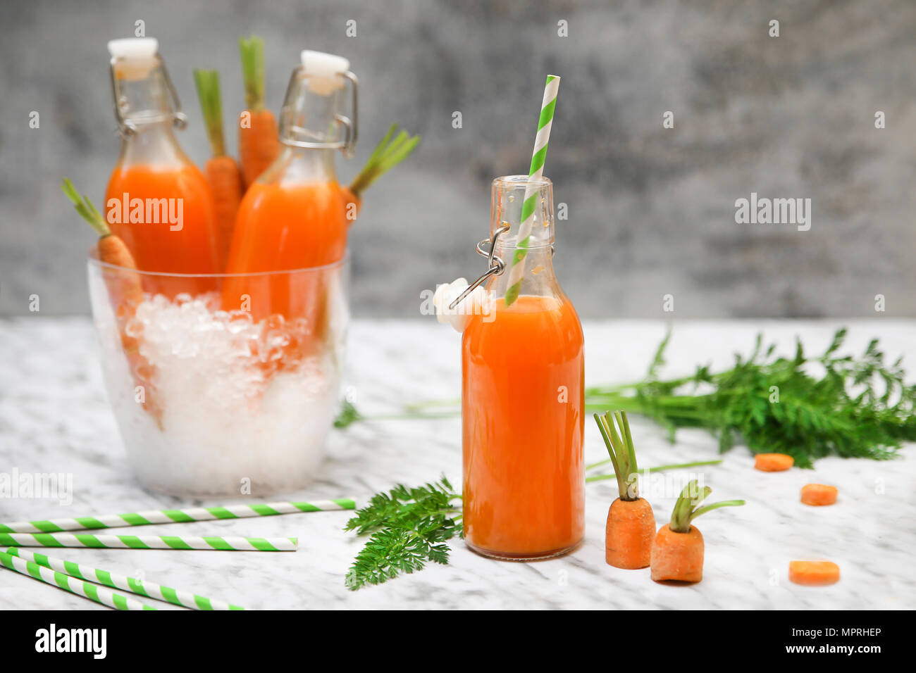Refrescante jugo de zanahoria en mármol Foto de stock