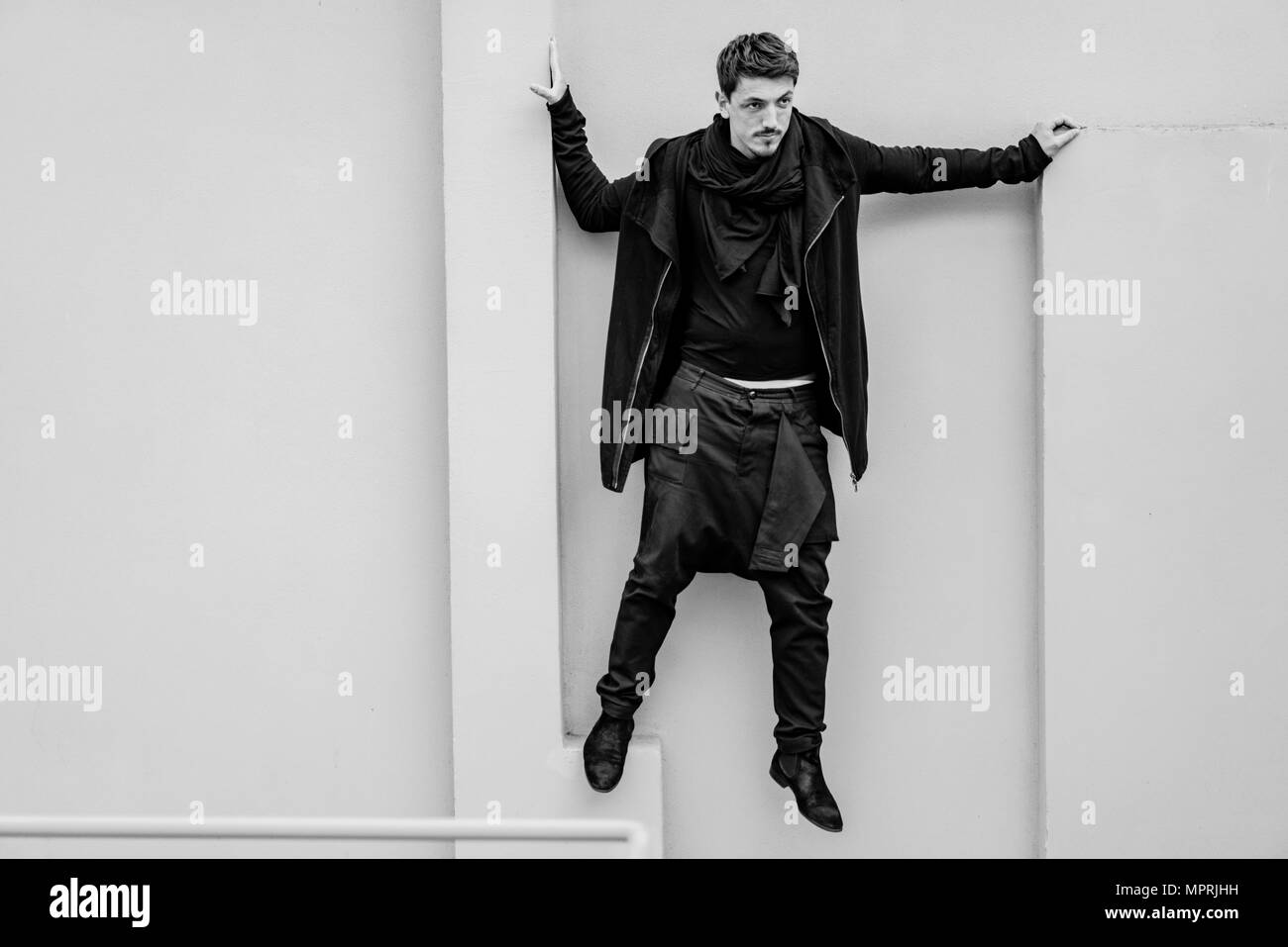 Hombre de moda vestido de negro fotografías e imágenes de alta resolución -  Alamy
