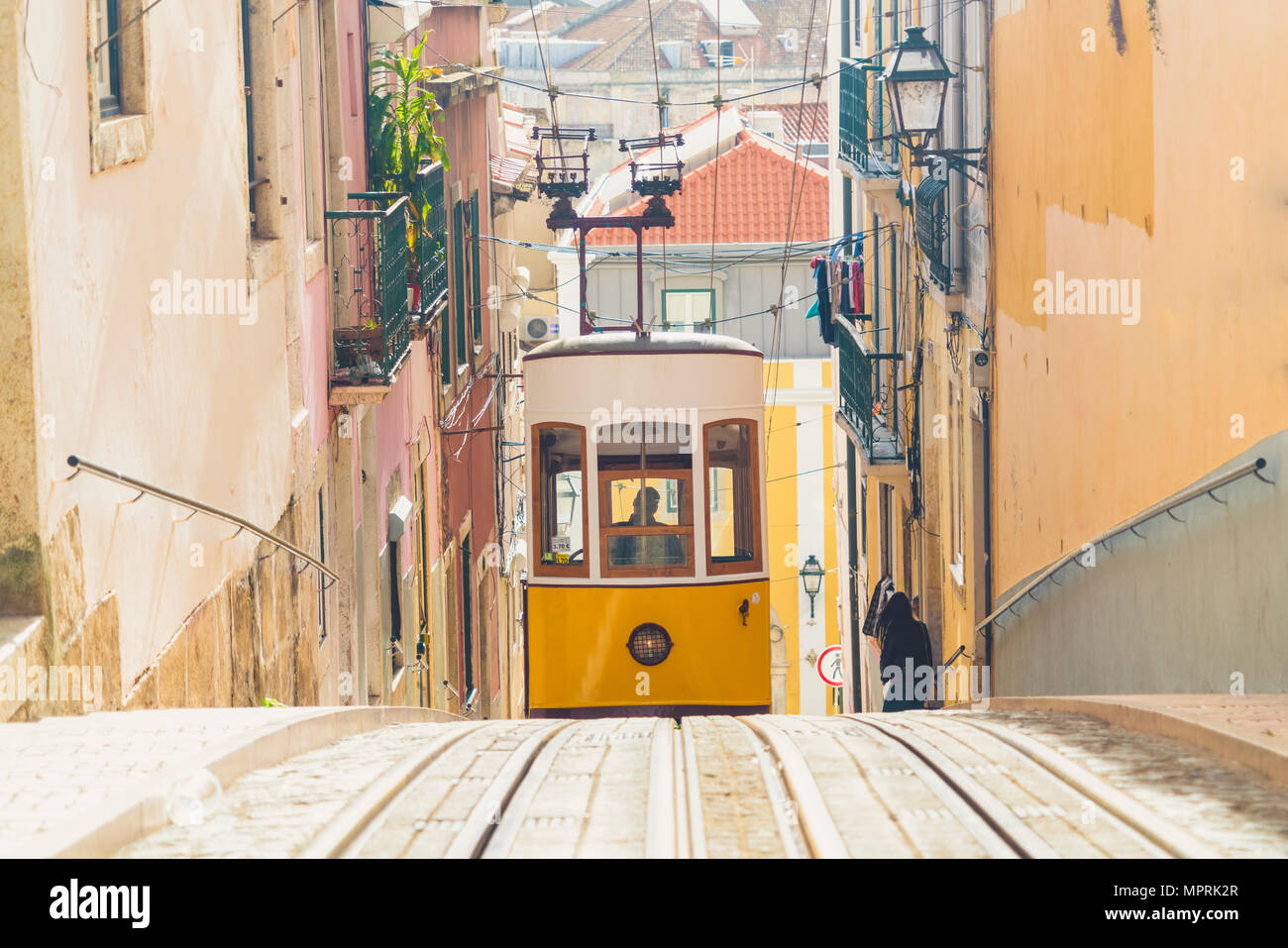 Portugal, Lisboa, Bairro Alto, el Elevador da Gloria, cable amarillo ferrocarriles Foto de stock