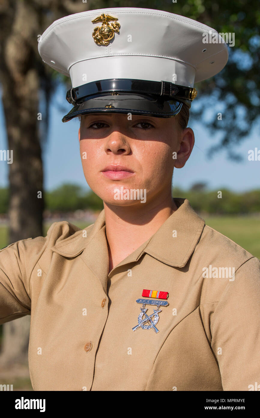 Pfc Grace K Jacobs Graduado Con Honor Para El Peloton Oscar 4012 4ª Compania Del Batallon De Adiestramiento De Reclutas Graduado De Boot Camp El 14 De Abril De 17 Jacobs En