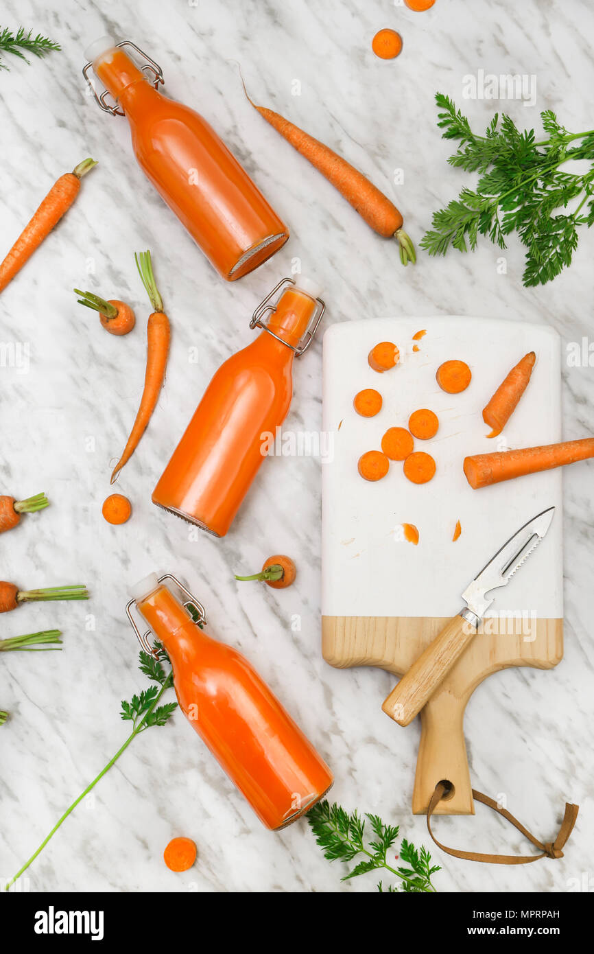 Jugo de zanahoria casero en botellas Foto de stock