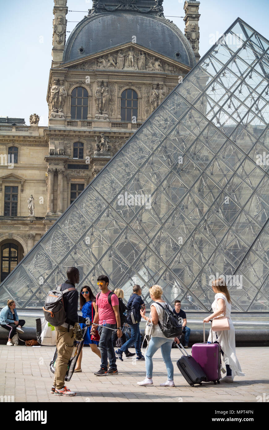 Los turistas por la Pirámide del Museo del Louvre, París, Francia Foto de stock