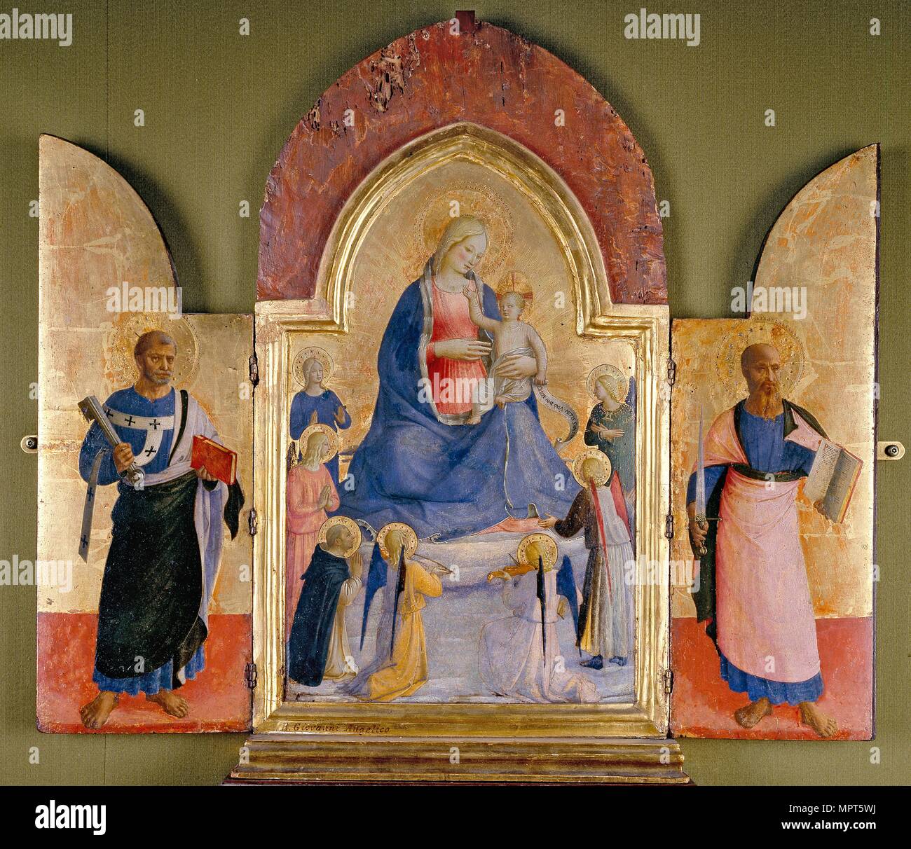 La Virgen y el Niño con Ángeles y San Dominicana; San Pedro (a la izquierda); San Pablo (a la derecha), artista del siglo XV: Estudio de Fra Angelico. Foto de stock