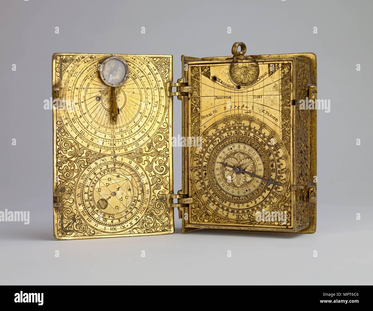 Carcasa de latón dorado-reloj-reloj con alarma, relojes solares y lunares volvelle en forma de libro, c1580. Artista: Hans Kock. Foto de stock