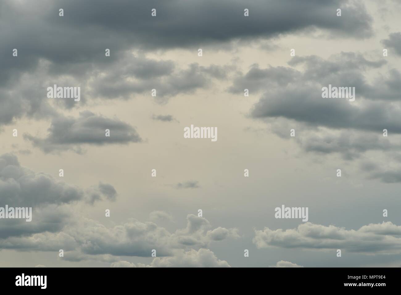 Las nubes cúmulos gris sky view (horizontal). Foto de stock