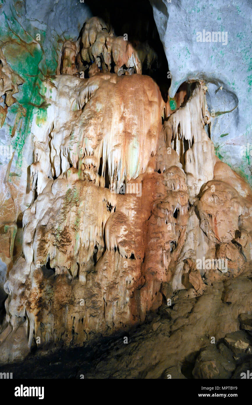 Cueva de estalactita, cueva, cueva templo Wat Tham Khuha Suwan, Phang Nga, Tailandia Foto de stock