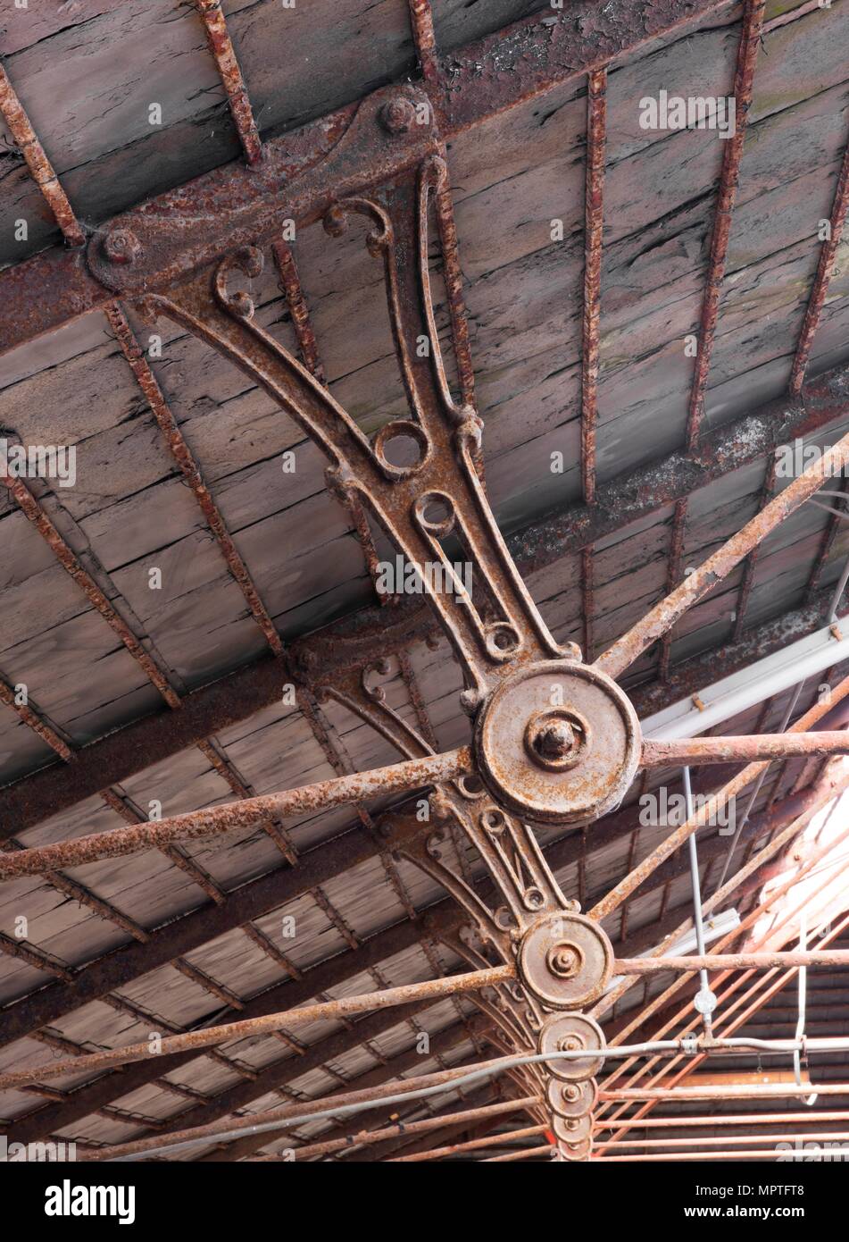 Techo de hierro fundido struts, lino, Ditherington Ditherington Mill,  Shrewsbury, Shropshire, c2016. Artista: James O Davies Fotografía de stock  - Alamy