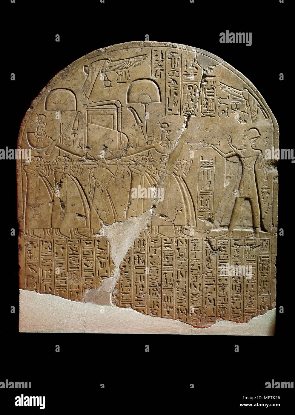 Estela de piedra caliza representando a Ramsés II ofreciendo incienso a Isis, la Dinastía XIX (c1292-c1190 BC BC). Artista: Desconocido. Foto de stock