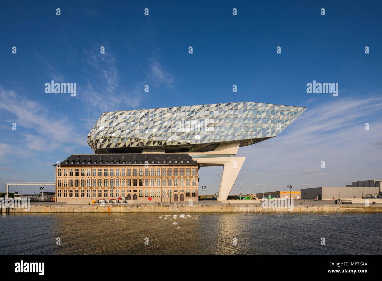 Zaha Hadid Architects, el nuevo puerto House durante el crepúsculo en Antwerp, Bélgica. Foto de stock