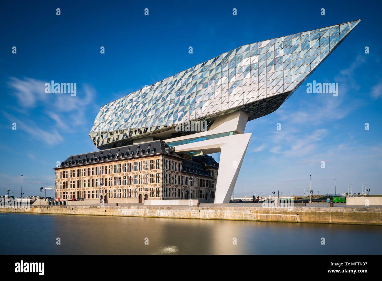 Zaha Hadid Architects, el nuevo puerto House durante el crepúsculo en Antwerp, Bélgica. Foto de stock