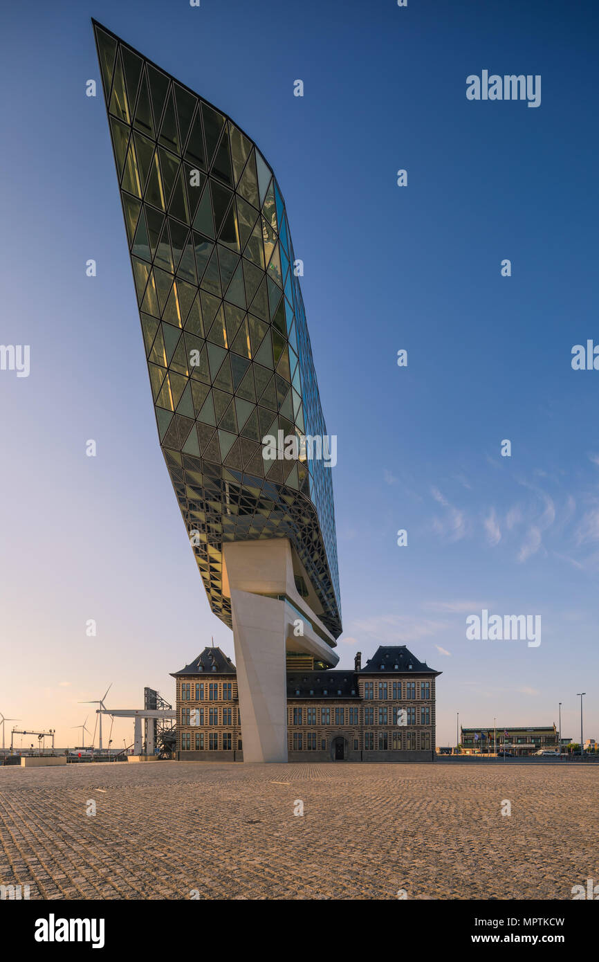 Zaha Hadid Architects, el nuevo puerto House durante el crepúsculo en Antwerp, Bélgica. Foto de stock