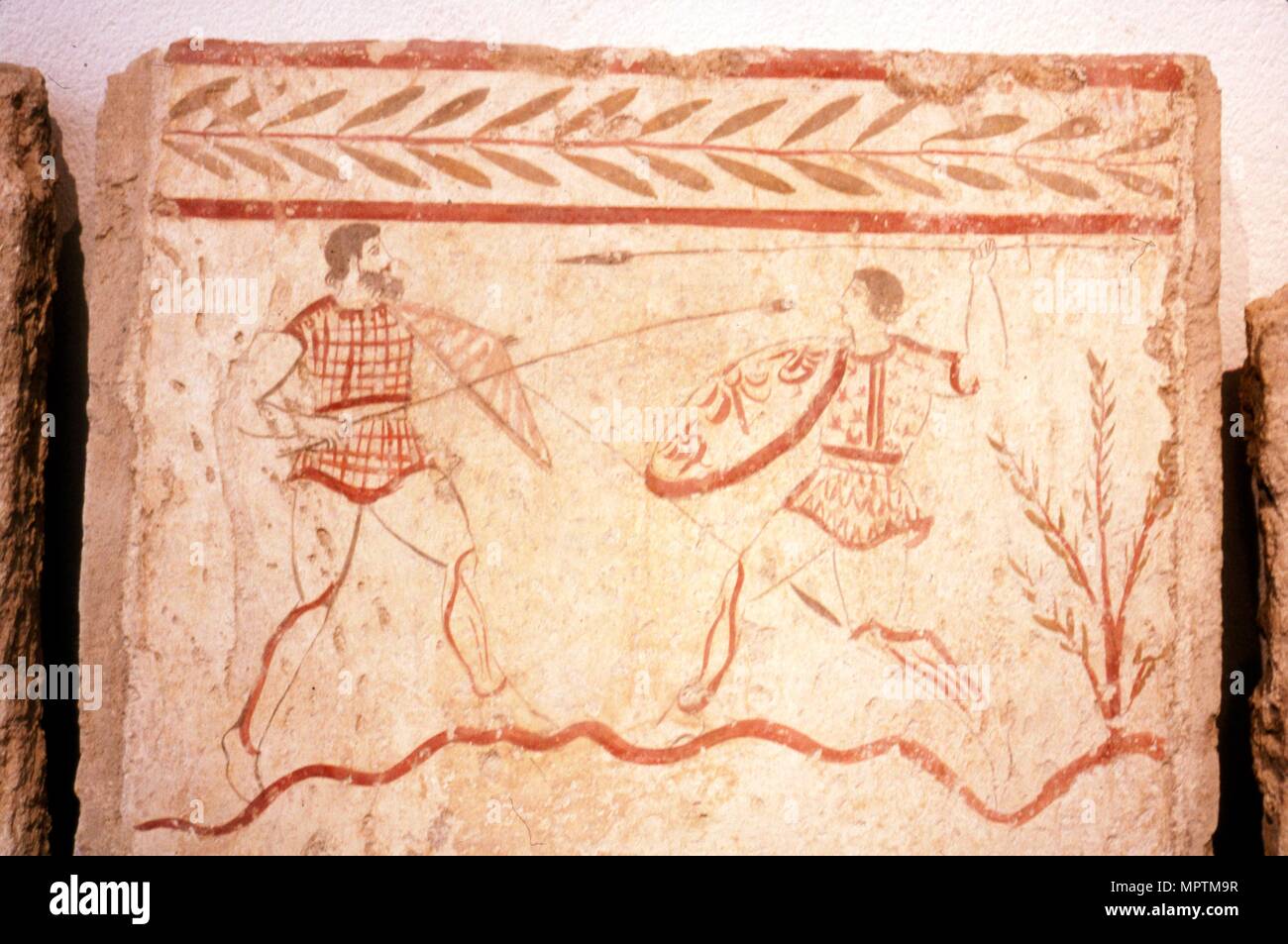 Los hombres luchando con escudos, Paestum, c4siglo A.C. Artista: Desconocido. Foto de stock