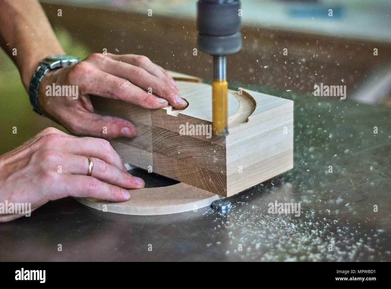 Unión que trabaja con fresadora vertical . Elaboración de productos de  madera con fresadora vertical en taller Fotografía de stock - Alamy