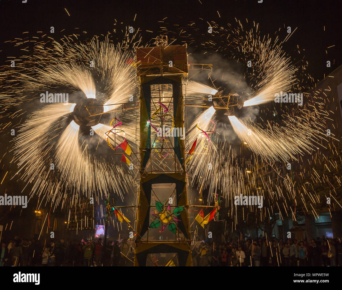 Castillo de fuegos artificiales ecuatorianos fotografías e imágenes de alta  resolución - Alamy