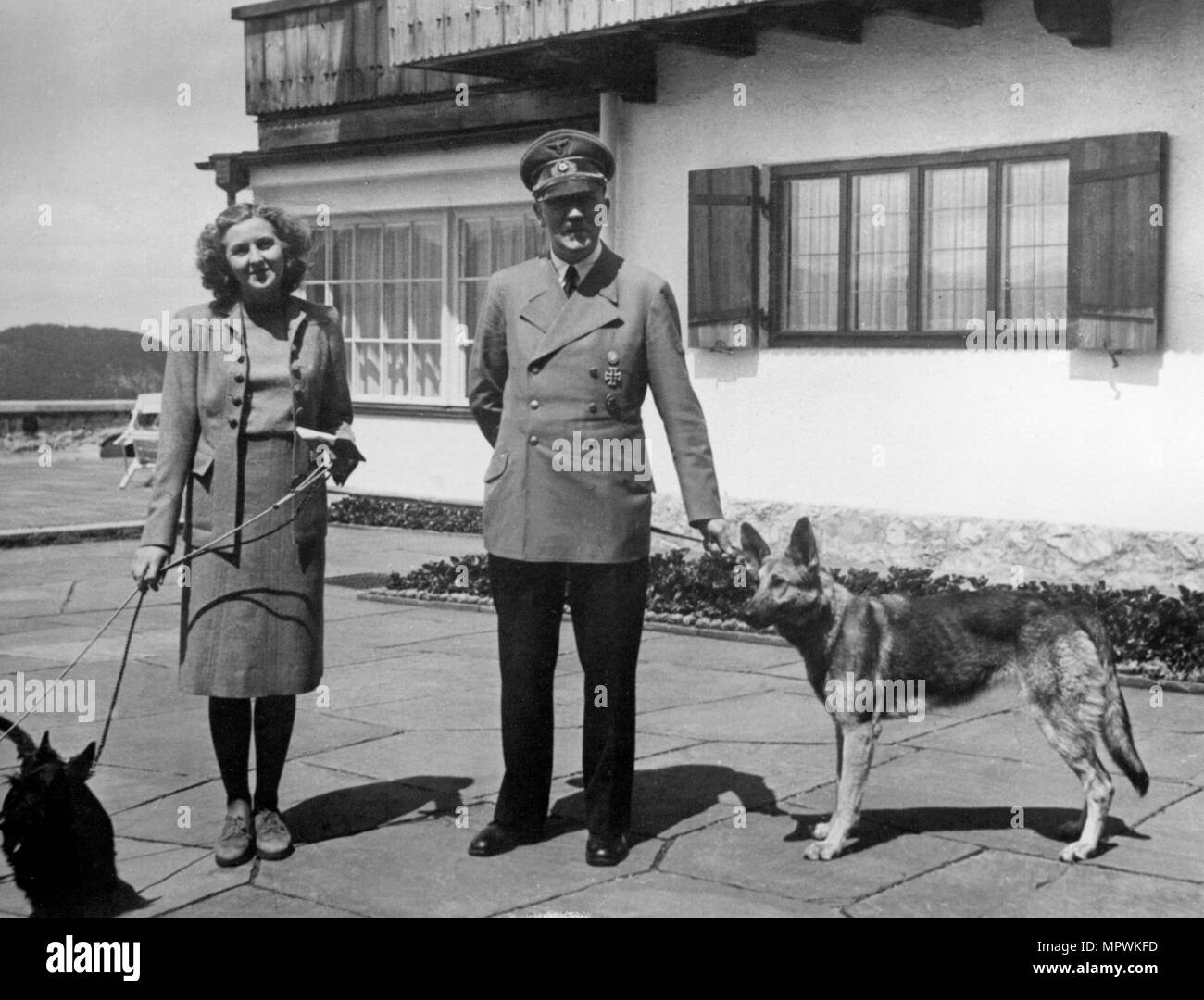 Eva Braun y Adolf Hitler, con sus dos perros Wulf y blondi en el Berghof, 1942. Foto de stock