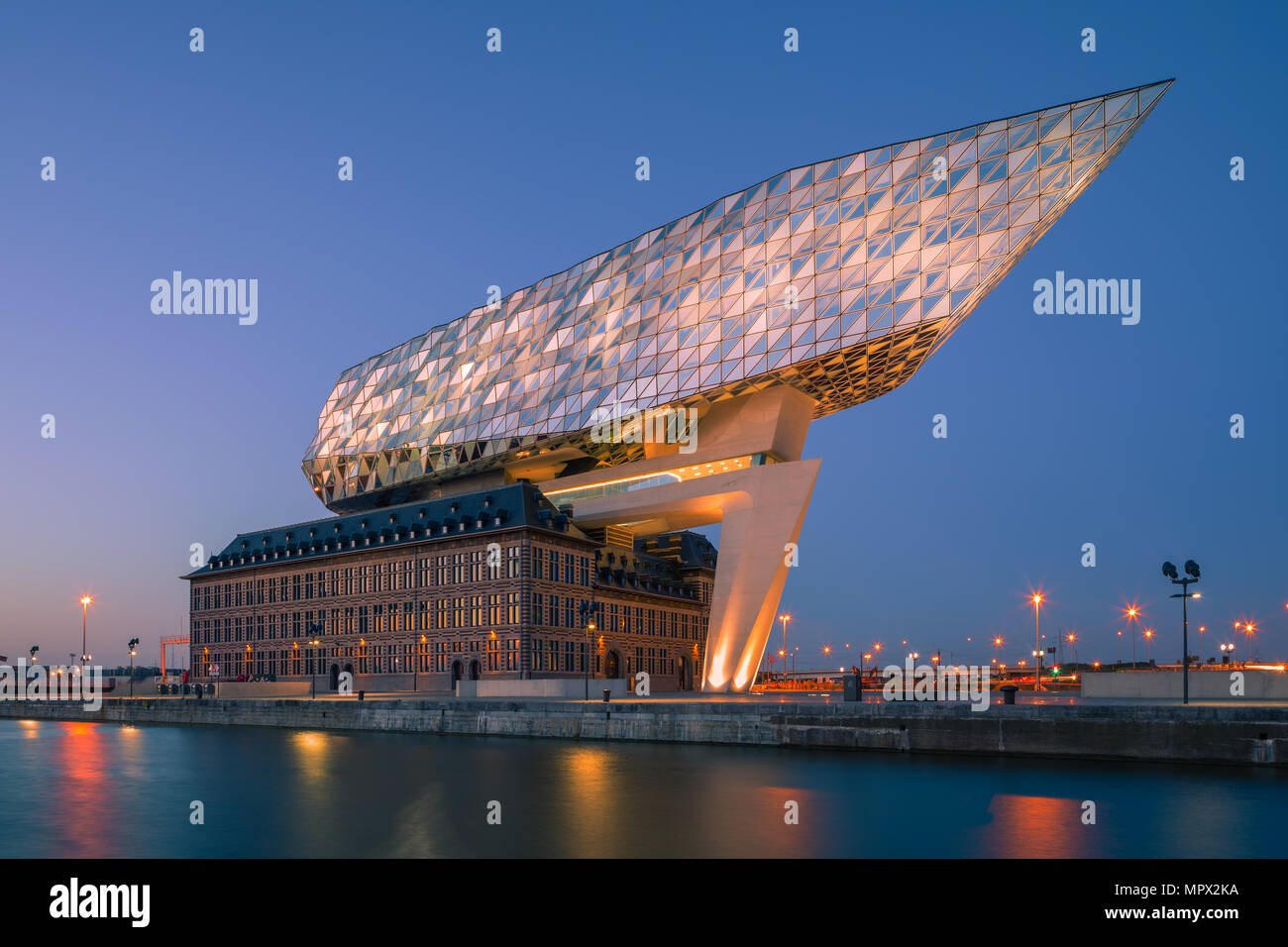 Zaha Hadid Architects, el nuevo puerto House durante el crepúsculo en Antwerp, Bélgica. Foto de stock