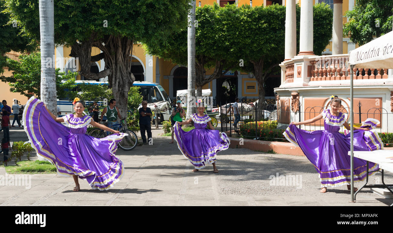 Granada, Nicaragua - Noviembre 20, 2016: las niñas vestidas en trajes tradicionales están bailando en el Parque Central de Granada Fotografía de stock - Alamy Granada, Nicaragua - Noviembre 20, 2016: las niñas vestidas en trajes tradicionales están bailando en el Parque Central de Granada Fotografía de stock - Alamy