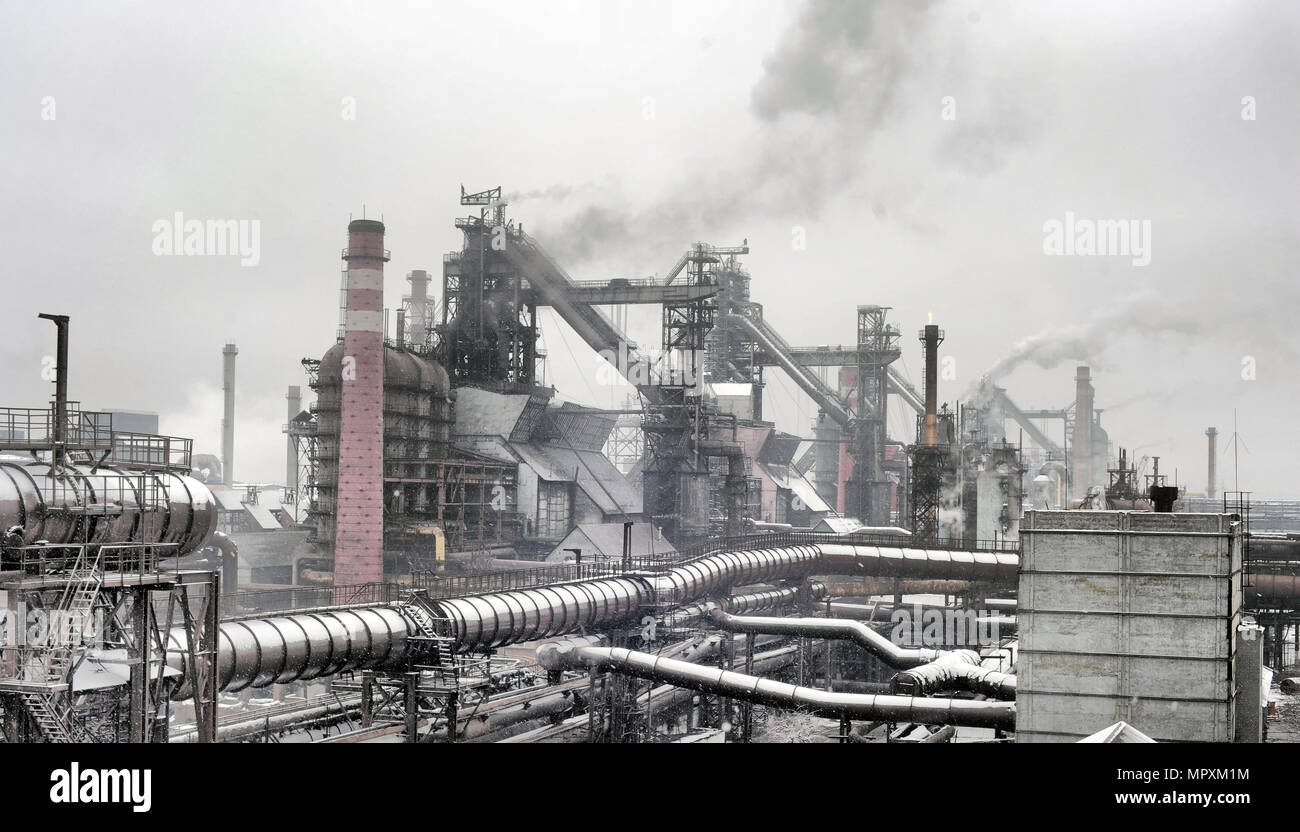 Paisaje industrial del complejo industrial metalúrgico de la industria pesada Foto de stock