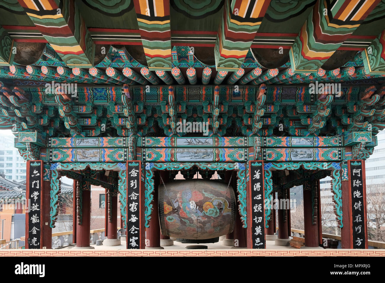 Estructura de madera ricamente pintados sobre una campana gigante en el patio del Templo Bongeunsa Budista situado en las calles Samseong-dong, Gangnam-gu en Seúl, Corea del Sur Foto de stock