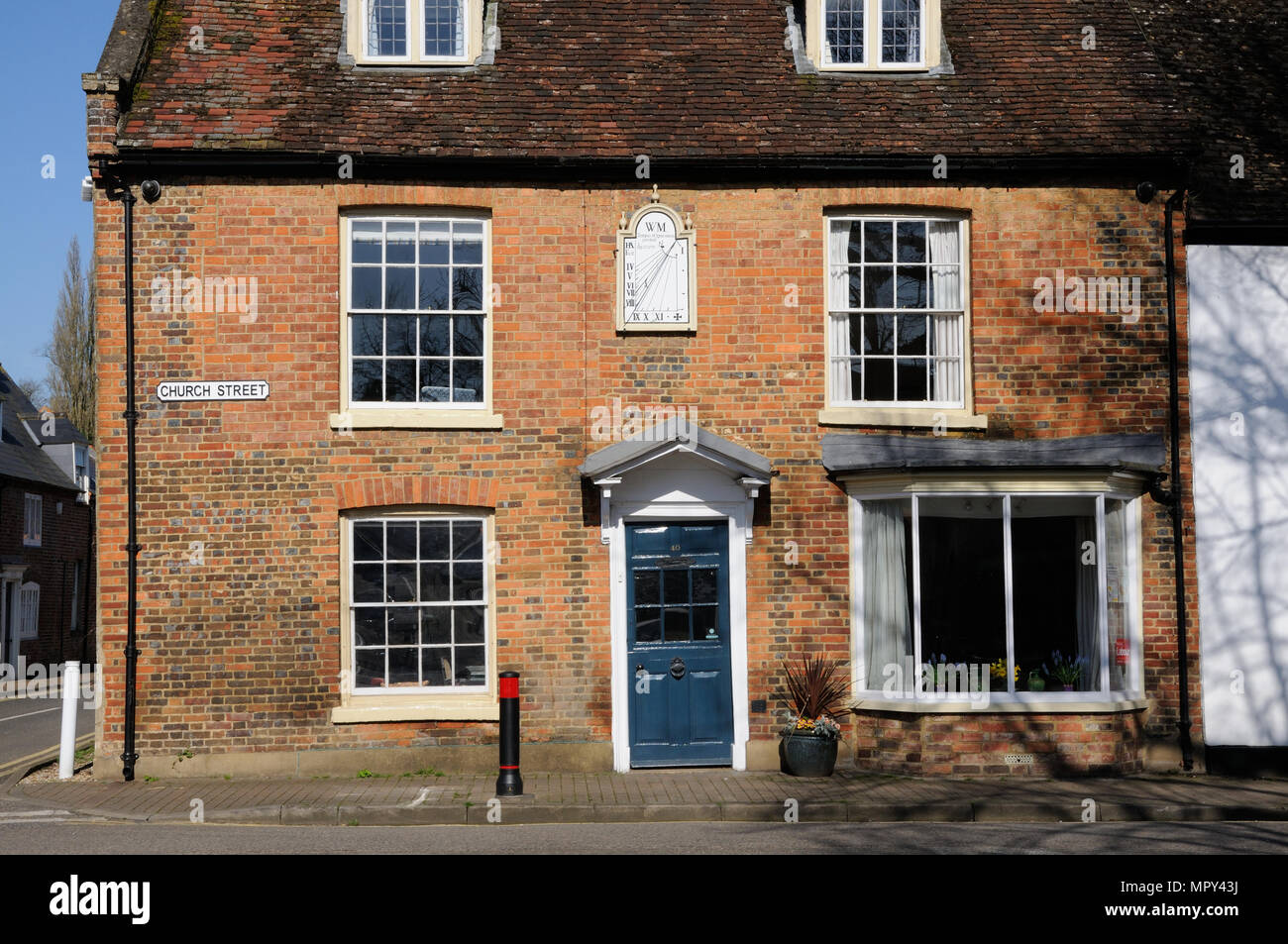 Reloj de sol, la casa en la esquina de la Iglesia St, Stony Stratford,  Buckinghamshire, con su reloj de sol con la inscripción "Tempus et ignis  Omnia Perdunt Fotografía de stock -