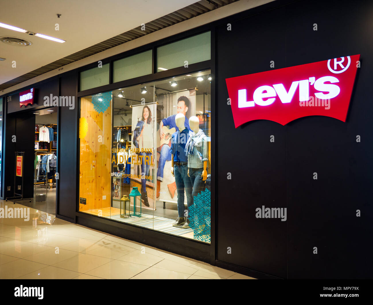 En Penang, Malasia - Jul 8, 2017: Levi's store en el centro comercial. Levi  Strauss \u0026 Co. es una propiedad privada de ropa americana empresa  mundialmente conocida por Fotografía de stock - Alamy