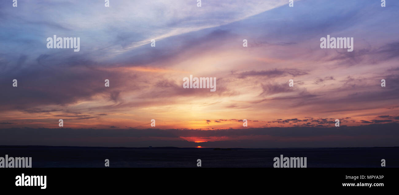 Vistas panorámicas del cielo espectacular durante la puesta de sol Foto de stock