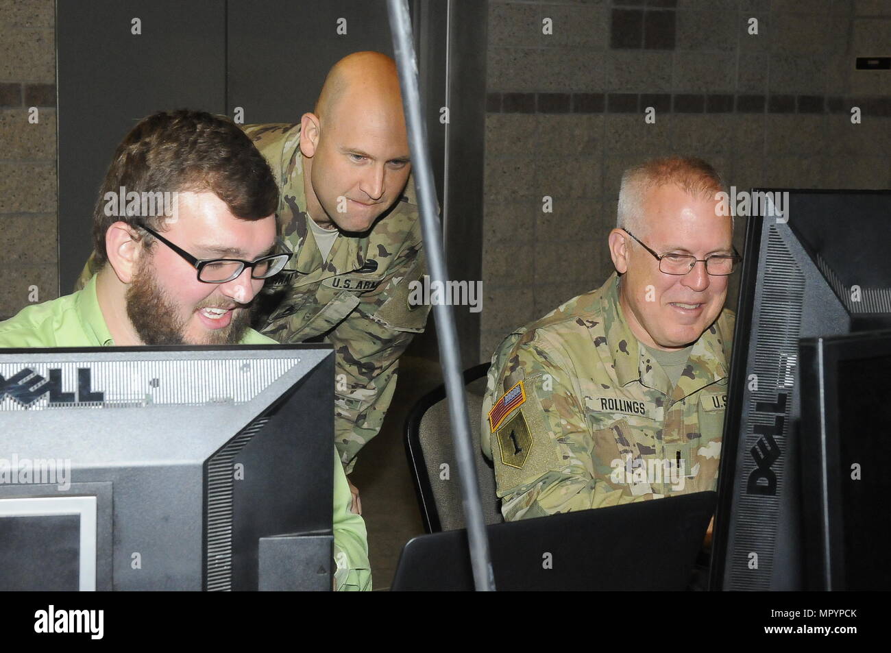 El Sargento de la Guardia Nacional del Ejército. Sean Cochran con el  Missouri Cyber Team, la Guardia Nacional del Ejército Suboficial 4 Mark  Rollings, con el equipo de protección cibernética de Texas,