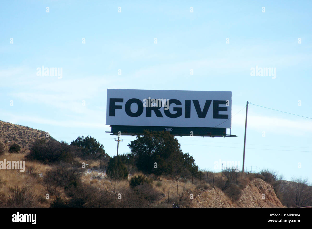 Gran pancarta con la palabra perdonar escrito sobre ella Foto de stock