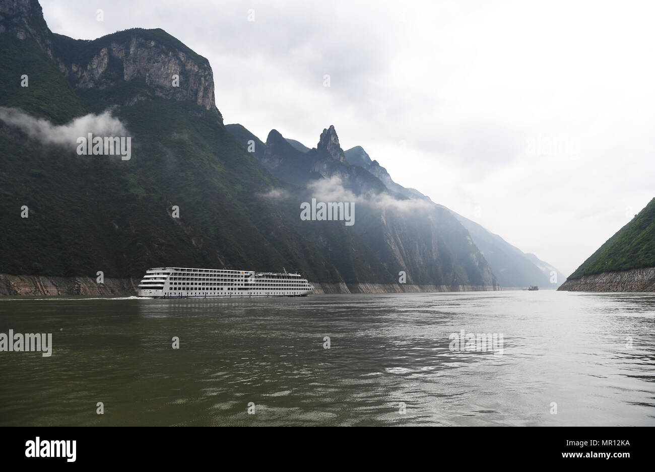 Chongqing. 25 de mayo de 2018. Un barco de pasajeros que navega en la garganta Wuxia, en el suroeste de la municipalidad de Chongqing, China, 25 de mayo de 2018. Crédito: Wang Quanchao/Xinhua/Alamy Live News Foto de stock