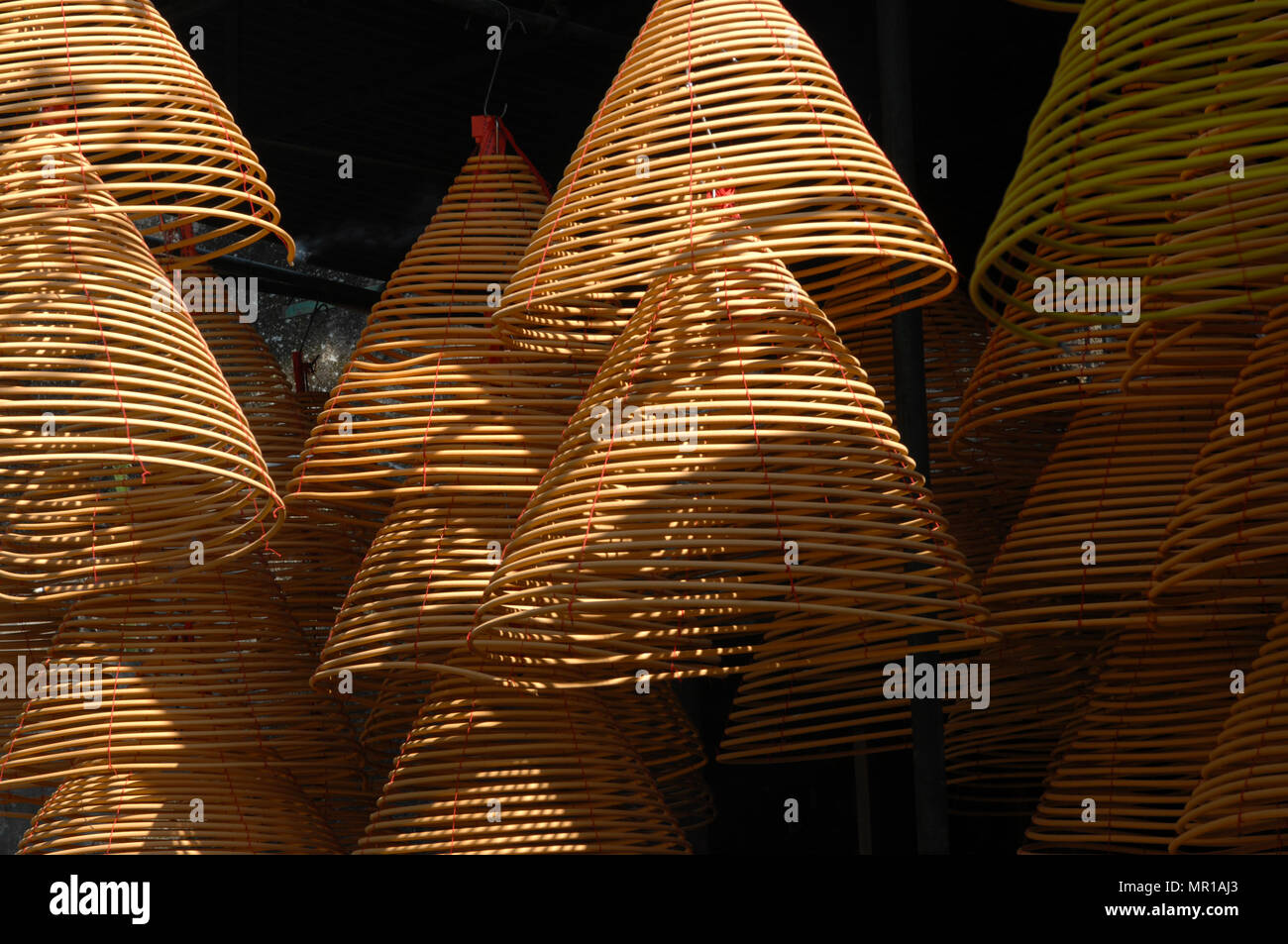 Palos de incienso rizado colgando en el Templo A-MA, Macao. Foto de stock