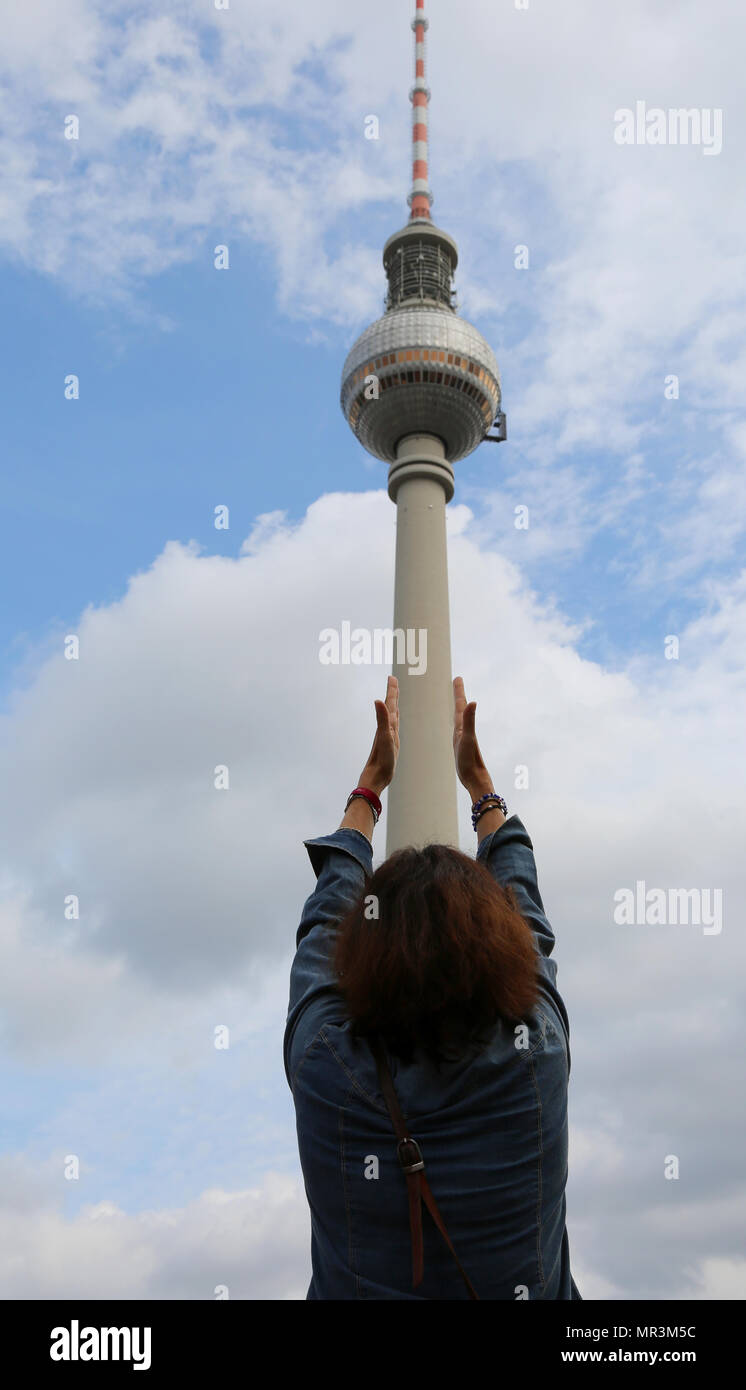 Berlín, Alemania - 19 de agosto, 2017: Mujer tkaes la alta torre de televisión llamado Fernsehturm en idioma alemán Foto de stock