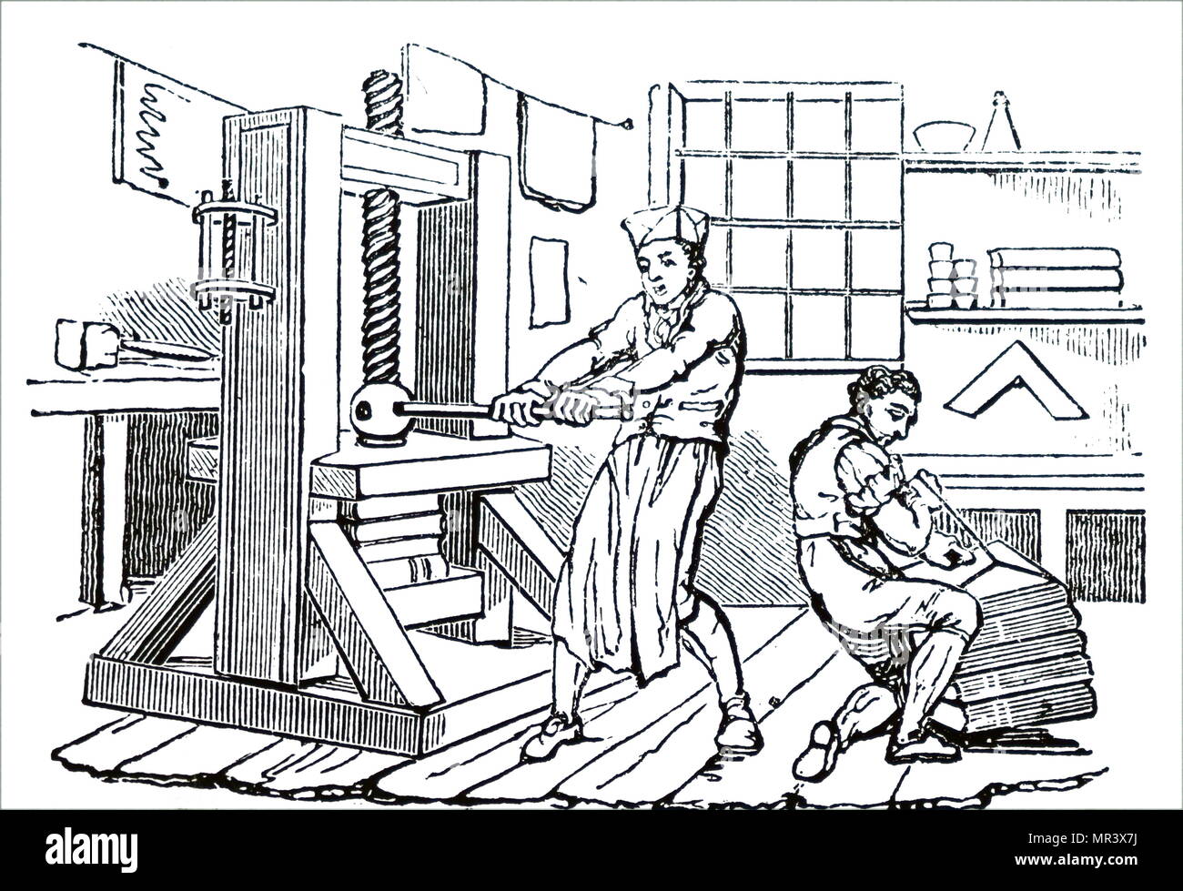 Grabado representando la compresión de hojas impresas en una prensa manual previo a la encuadernación. Fecha del siglo XIX Foto de stock