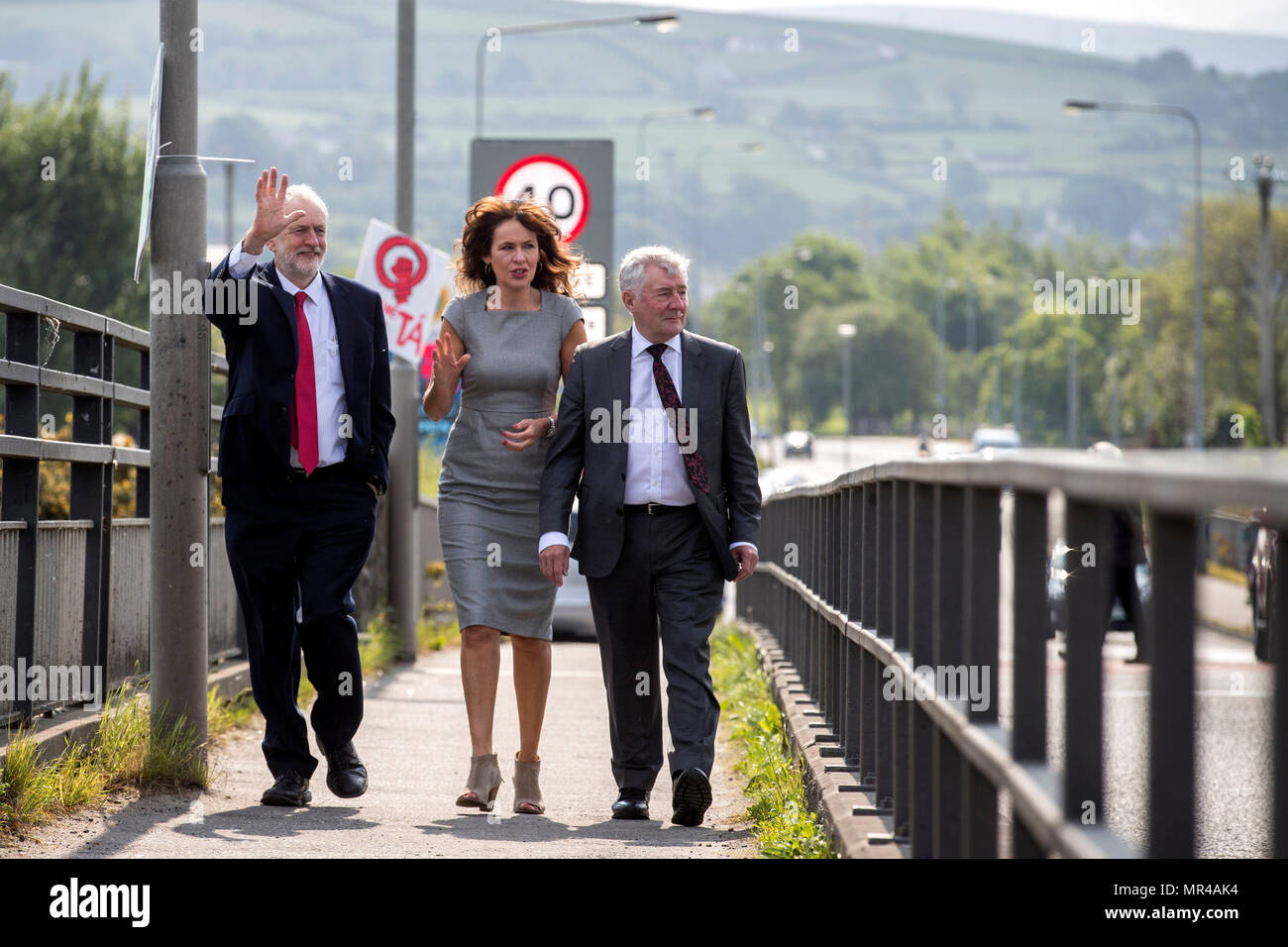 Líder laborista Jeremy Corbyn ondas a los vehículos que cruzaban el puente, con la profesora Deirdre Heenan (centro) y la sombra del secretario de Estado para Irlanda del Norte, Tony Lloyd (derecha) durante una visita al Puente Lifford en la frontera irlandesa, mientras que el país va a las urnas para votar en el referéndum sobre la octava enmienda de la Constitución irlandesa. Foto de stock