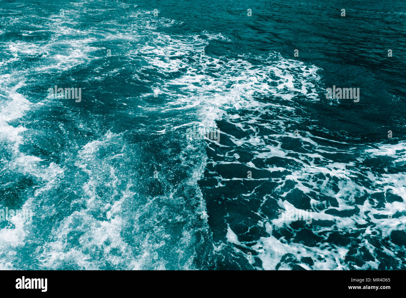 Profundo mar aguamarina olas espumantes. Abstract fondo natural con textura  con mucho espacio para el texto. Plantilla de diseño Fotografía de stock -  Alamy